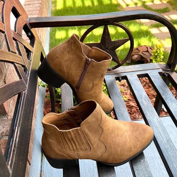 Trixie Cowgirl Bootie - By Avenue - Sz 10M - Fall Trends 🍂🍁🍃 - Picture 2 of 6